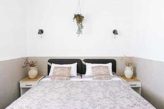 Гостевой дом Apartments and rooms Villa Santa Vita Петровац Двухместный номер Делюкс с 1 кроватью-6