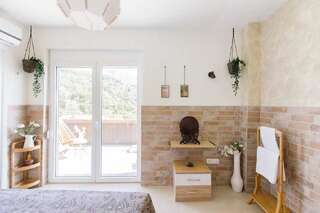 Гостевой дом Apartments and rooms Villa Santa Vita Петровац Улучшенный двухместный номер с 2 отдельными кроватями и видом на море-4