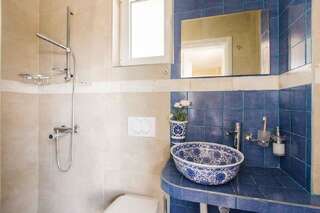 Гостевой дом Apartments and rooms Villa Santa Vita Петровац Улучшенный двухместный номер с 2 отдельными кроватями и видом на море-5