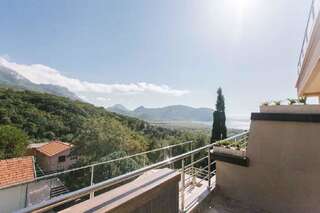 Гостевой дом Apartments and rooms Villa Santa Vita Петровац Улучшенный двухместный номер с 2 отдельными кроватями и видом на море-6