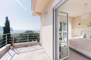 Гостевой дом Apartments and rooms Villa Santa Vita Петровац Двухместный номер Делюкс с 2 отдельными кроватями и видом на море-2