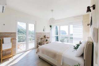 Гостевой дом Apartments and rooms Villa Santa Vita Петровац Двухместный номер Делюкс с 2 отдельными кроватями и видом на море-4