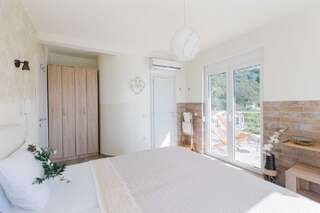 Гостевой дом Apartments and rooms Villa Santa Vita Петровац Двухместный номер Делюкс с 2 отдельными кроватями и видом на море-5