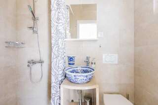 Гостевой дом Apartments and rooms Villa Santa Vita Петровац Двухместный номер Делюкс с 2 отдельными кроватями и видом на море-6