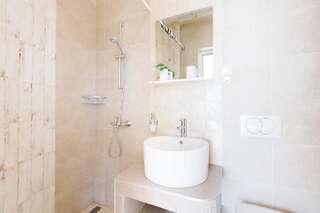 Гостевой дом Apartments and rooms Villa Santa Vita Петровац Двухместный номер Делюкс с 1 кроватью и видом на море-9